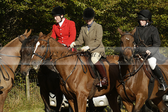 Devon & Somerset StagHounds meet at Five Cross Ways on Thursday 17 October 2013. 2013.10.17 www.polopictures.co.uk