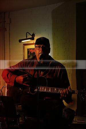 Will B & Geoff Allnutt with guests at The Royal Oak, Midhurst on Friday 25 October 2013. www.polopictures.co.uk