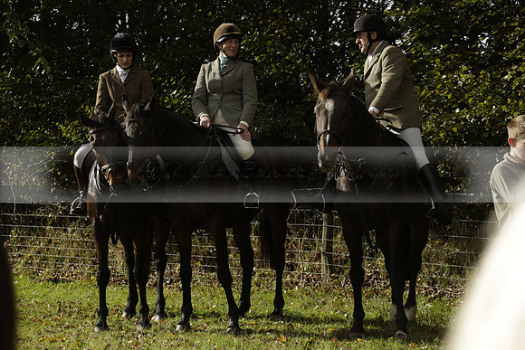 Devon & Somerset StagHounds meet at Five Cross Ways on Thursday 17 October 2013. 2013.10.17 www.polopictures.co.uk