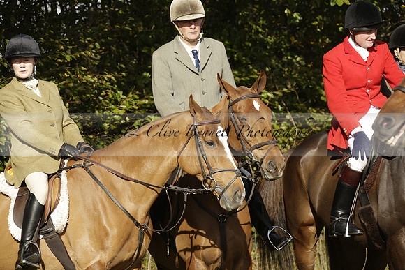 Devon & Somerset StagHounds meet at Five Cross Ways on Thursday 17 October 2013. 2013.10.17 www.polopictures.co.uk
