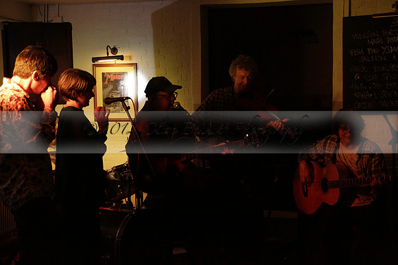 Will B & Geoff Allnutt with guests at The Royal Oak, Midhurst on Friday 25 October 2013. www.polopictures.co.uk