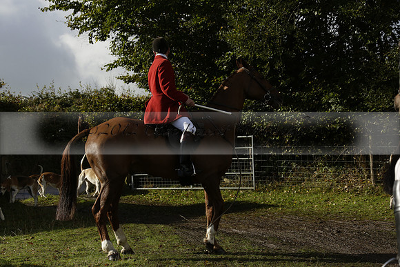 Devon & Somerset StagHounds meet at Five Cross Ways on Thursday 17 October 2013. 2013.10.17 www.polopictures.co.uk