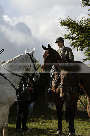 Devon & Somerset StagHounds meet at Five Cross Ways on Thursday 17 October 2013. 2013.10.17 www.polopictures.co.uk