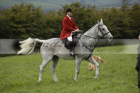 Devon & Somerset Stag Hounds meet at Hillhead Cross on Monday 14 October 2013. 2013.10.14 www.polopictures.co.uk