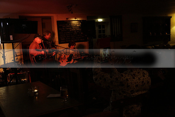 Will B & Geoff Allnutt with guests at The Royal Oak, Midhurst on Friday 25 October 2013. www.polopictures.co.uk