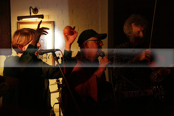 Will B & Geoff Allnutt with guests at The Royal Oak, Midhurst on Friday 25 October 2013. www.polopictures.co.uk
