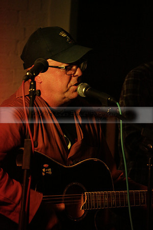 Will B & Geoff Allnutt with guests at The Royal Oak, Midhurst on Friday 25 October 2013. www.polopictures.co.uk
