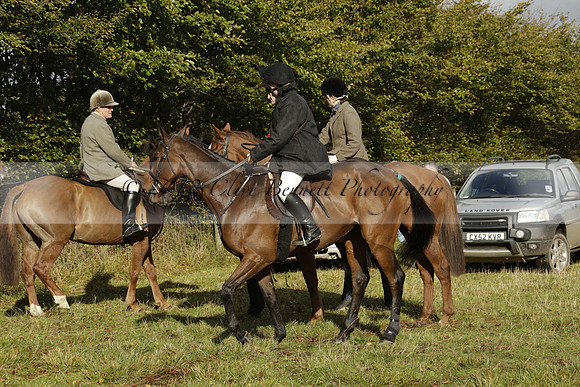 Devon & Somerset StagHounds meet at Five Cross Ways on Thursday 17 October 2013. 2013.10.17 www.polopictures.co.uk