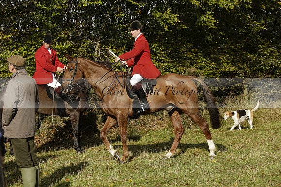 Devon & Somerset StagHounds meet at Five Cross Ways on Thursday 17 October 2013. 2013.10.17 www.polopictures.co.uk