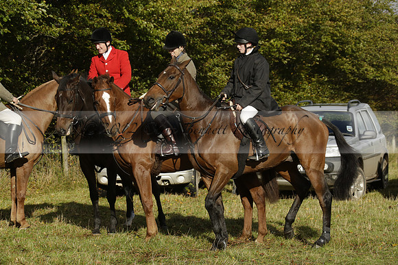Devon & Somerset StagHounds meet at Five Cross Ways on Thursday 17 October 2013. 2013.10.17 www.polopictures.co.uk