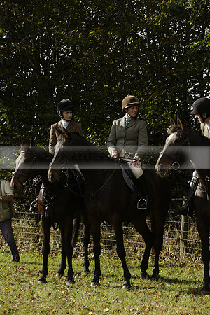Devon & Somerset StagHounds meet at Five Cross Ways on Thursday 17 October 2013. 2013.10.17 www.polopictures.co.uk