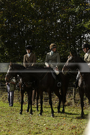 Devon & Somerset StagHounds meet at Five Cross Ways on Thursday 17 October 2013. 2013.10.17 www.polopictures.co.uk