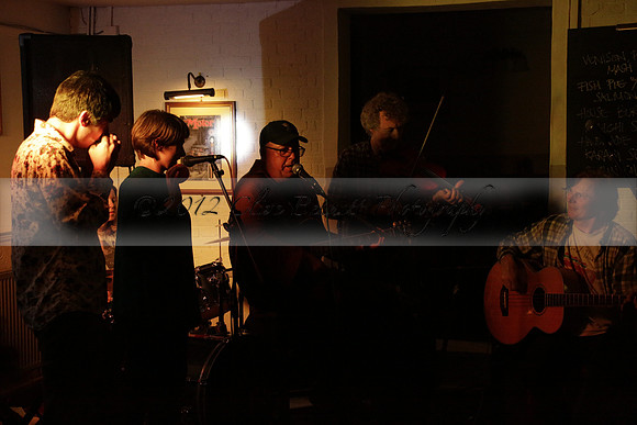 Will B & Geoff Allnutt with guests at The Royal Oak, Midhurst on Friday 25 October 2013. www.polopictures.co.uk