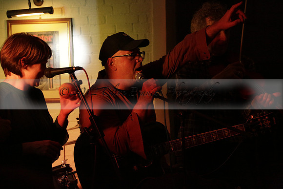 Will B & Geoff Allnutt with guests at The Royal Oak, Midhurst on Friday 25 October 2013. www.polopictures.co.uk