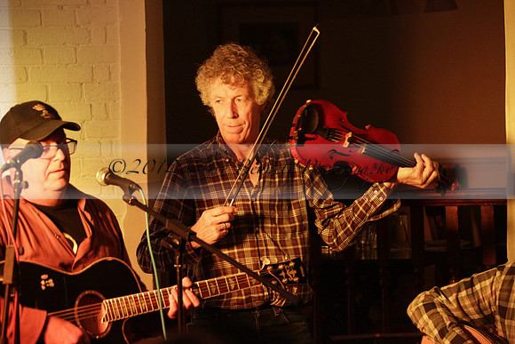 Will B & Geoff Allnutt with guests at The Royal Oak, Midhurst on Friday 25 October 2013. www.polopictures.co.uk