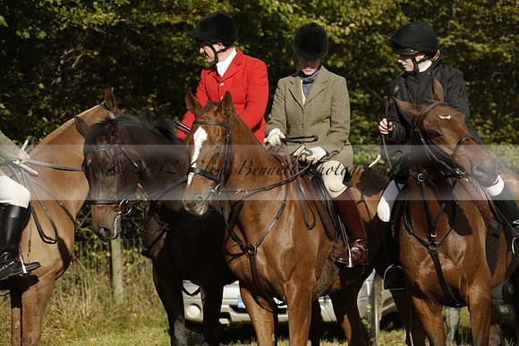 Devon & Somerset StagHounds meet at Five Cross Ways on Thursday 17 October 2013. 2013.10.17 www.polopictures.co.uk