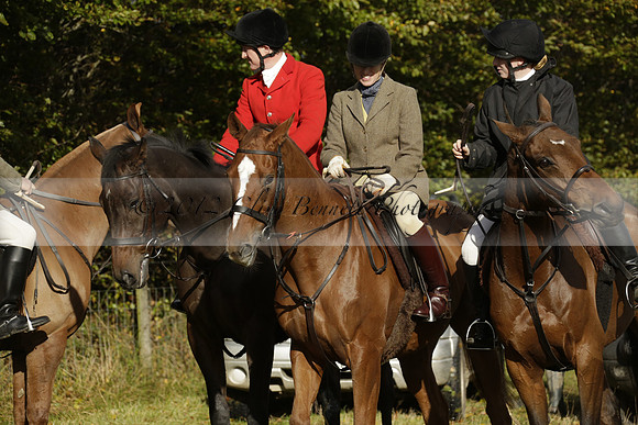 Devon & Somerset StagHounds meet at Five Cross Ways on Thursday 17 October 2013. 2013.10.17 www.polopictures.co.uk
