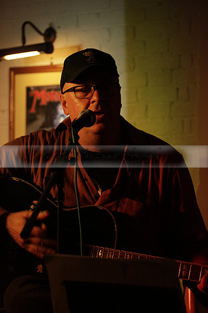 Will B & Geoff Allnutt with guests at The Royal Oak, Midhurst on Friday 25 October 2013. www.polopictures.co.uk