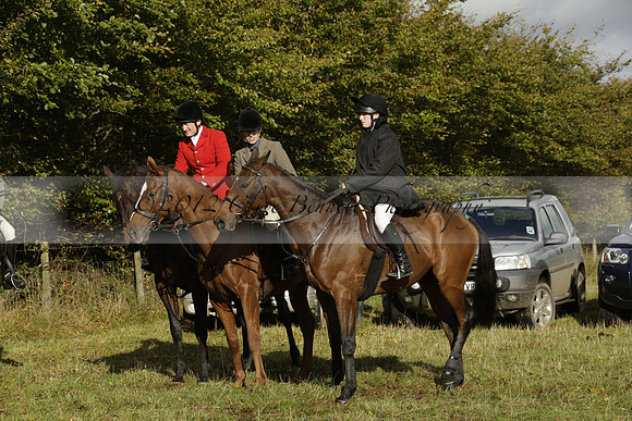 Devon & Somerset StagHounds meet at Five Cross Ways on Thursday 17 October 2013. 2013.10.17 www.polopictures.co.uk