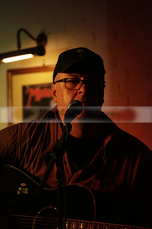 Will B & Geoff Allnutt with guests at The Royal Oak, Midhurst on Friday 25 October 2013. www.polopictures.co.uk