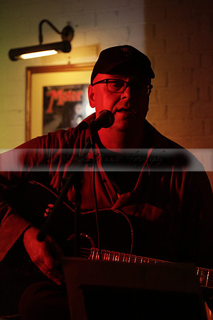 Will B & Geoff Allnutt with guests at The Royal Oak, Midhurst on Friday 25 October 2013. www.polopictures.co.uk