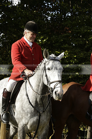 Devon & Somerset StagHounds meet at Five Cross Ways on Thursday 17 October 2013. 2013.10.17 www.polopictures.co.uk