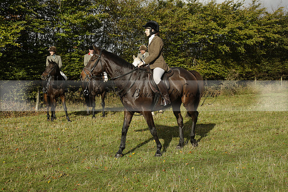 Devon & Somerset StagHounds meet at Five Cross Ways on Thursday 17 October 2013. 2013.10.17 www.polopictures.co.uk