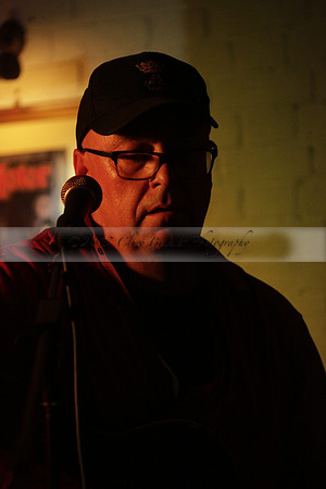 Will B & Geoff Allnutt with guests at The Royal Oak, Midhurst on Friday 25 October 2013. www.polopictures.co.uk