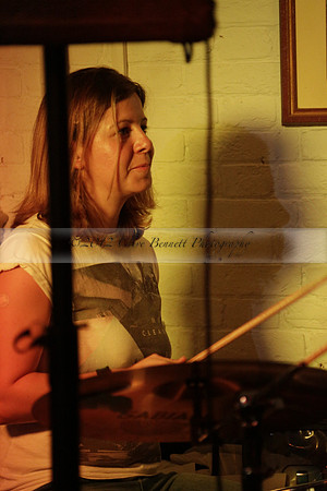 Will B & Geoff Allnutt with guests at The Royal Oak, Midhurst on Friday 25 October 2013. www.polopictures.co.uk