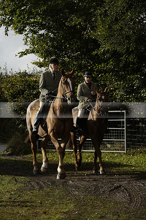 Devon & Somerset StagHounds meet at Five Cross Ways on Thursday 17 October 2013. 2013.10.17 www.polopictures.co.uk