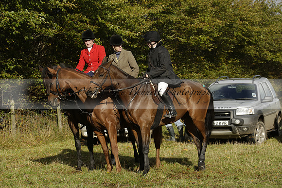Devon & Somerset StagHounds meet at Five Cross Ways on Thursday 17 October 2013. 2013.10.17 www.polopictures.co.uk