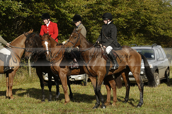 Devon & Somerset StagHounds meet at Five Cross Ways on Thursday 17 October 2013. 2013.10.17 www.polopictures.co.uk