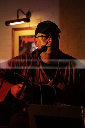 Will B & Geoff Allnutt with guests at The Royal Oak, Midhurst on Friday 25 October 2013. www.polopictures.co.uk