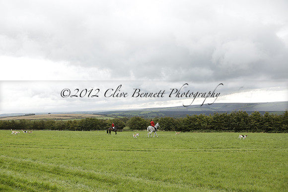 Devon & Somerset Stag Hounds meet at Hillhead Cross on Monday 14 October 2013. 2013.10.14 www.polopictures.co.uk