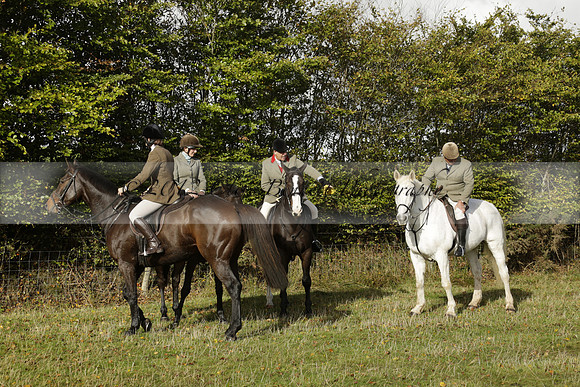 Devon & Somerset StagHounds meet at Five Cross Ways on Thursday 17 October 2013. 2013.10.17 www.polopictures.co.uk