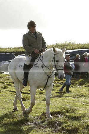 Devon & Somerset StagHounds meet at Five Cross Ways on Thursday 17 October 2013. 2013.10.17 www.polopictures.co.uk