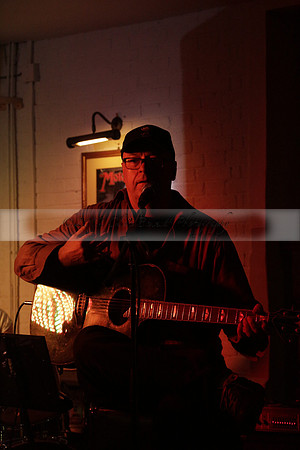 Will B & Geoff Allnutt with guests at The Royal Oak, Midhurst on Friday 25 October 2013. www.polopictures.co.uk