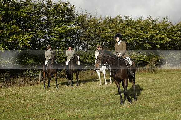 Devon & Somerset StagHounds meet at Five Cross Ways on Thursday 17 October 2013. 2013.10.17 www.polopictures.co.uk