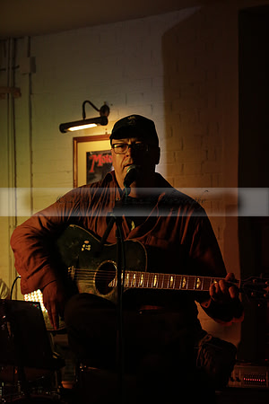 Will B & Geoff Allnutt with guests at The Royal Oak, Midhurst on Friday 25 October 2013. www.polopictures.co.uk